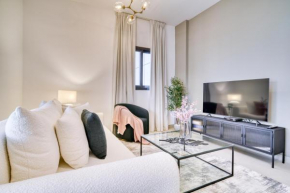 Gorgeous 2bed with large terrace, pool, gym & yoga